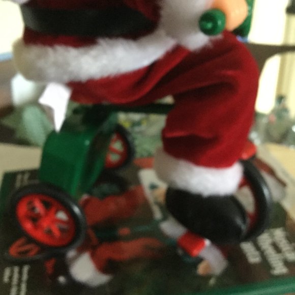 Musical 3 Wheeling Santa plays 3 songs while he travels around on his tricycle - Picture 5 of 6